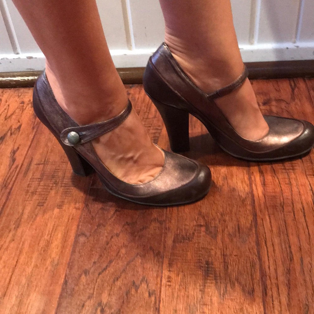 vince camuto. brown/bronze heels